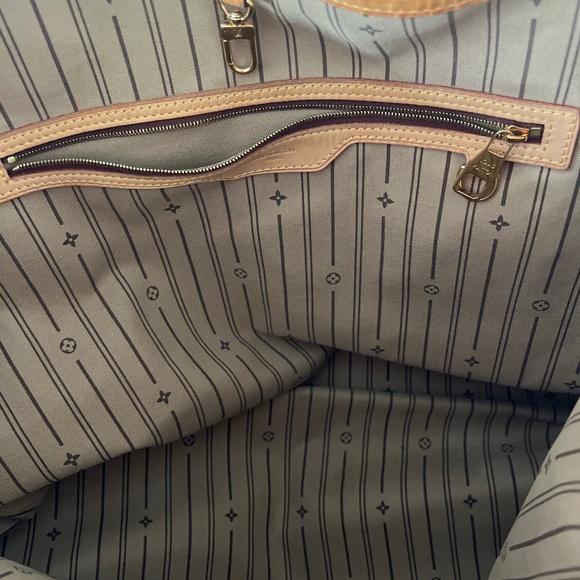 Louis Vuitton Discontinued Hobo - Picture 5 of 7